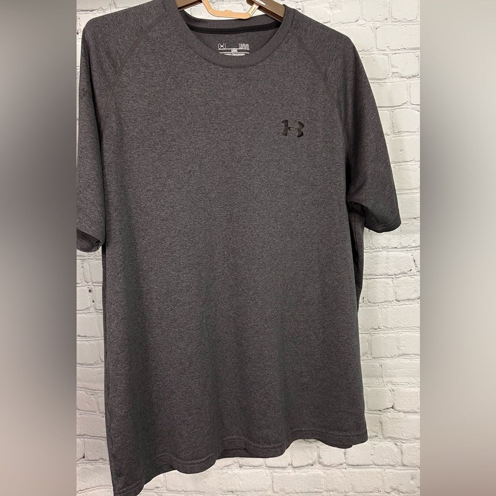 Under Armour Short Sleeve Moisture Wicking Shirt. Size Large